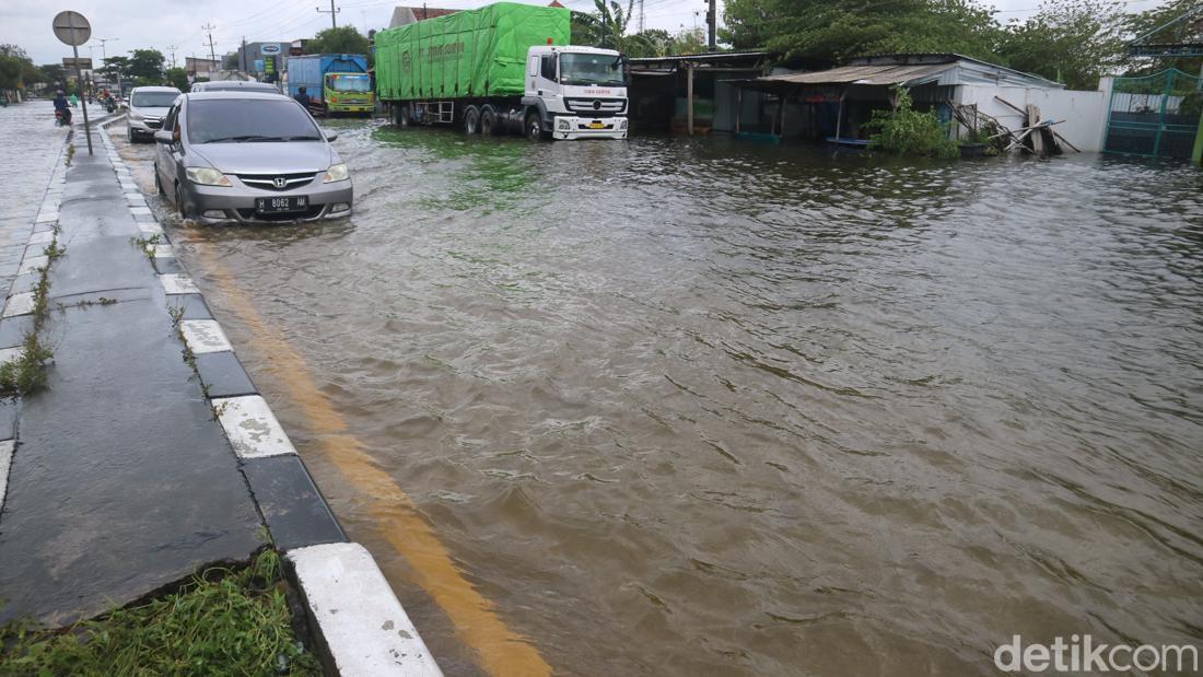 Potret Banjir Di Kudus: Pantura Tersendat, Permukiman-Terminal Terendam