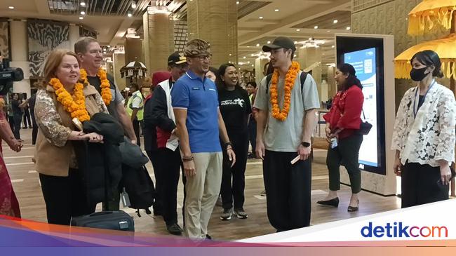 Sandiaga welcomes the arrival of the first tourists in 2024 in Bali