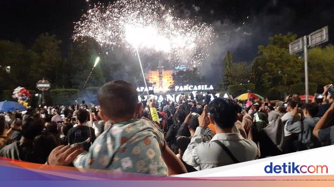 Para pengunjung yang antusias menunggu pesta kembang api di Simpang Lima Gumul