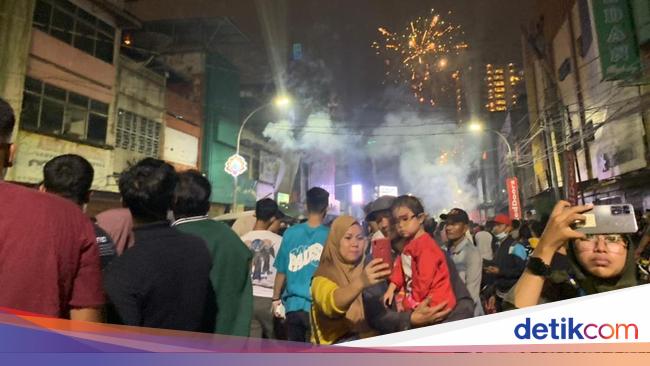 Warga SUMUT Berebut Kembang Api, Meski Pemerintah Tidak Gelar Perayaan