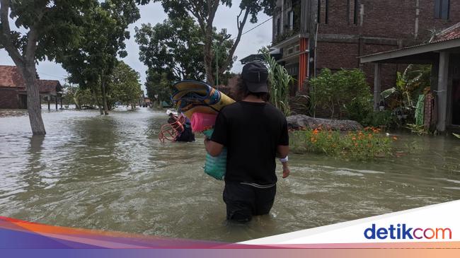 Banjir Belum Surut Warga Prampelan Demak Masih Bertahan Di Pengungsian