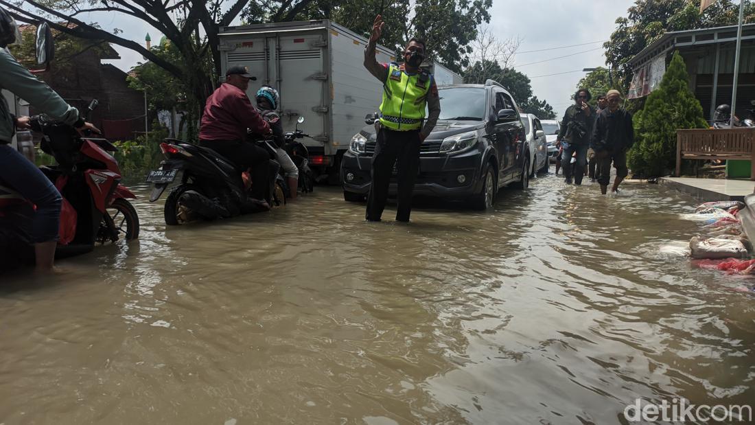 Banjir Masih Genangi Jalur Alternatif Demak-Semarang Di Prampelan