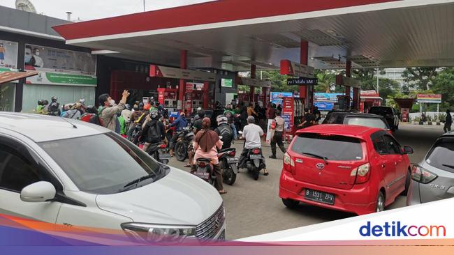 Pertamina gas station overrun after Pertamax price dropped to 12,800 rupees per liter