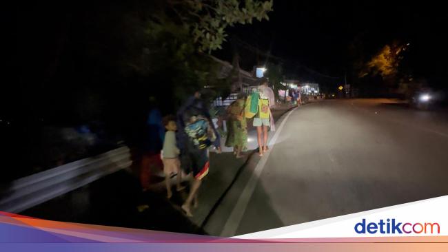 Residents of Jayapura evacuate after the M 5.2 earthquake, fearing a tsunami