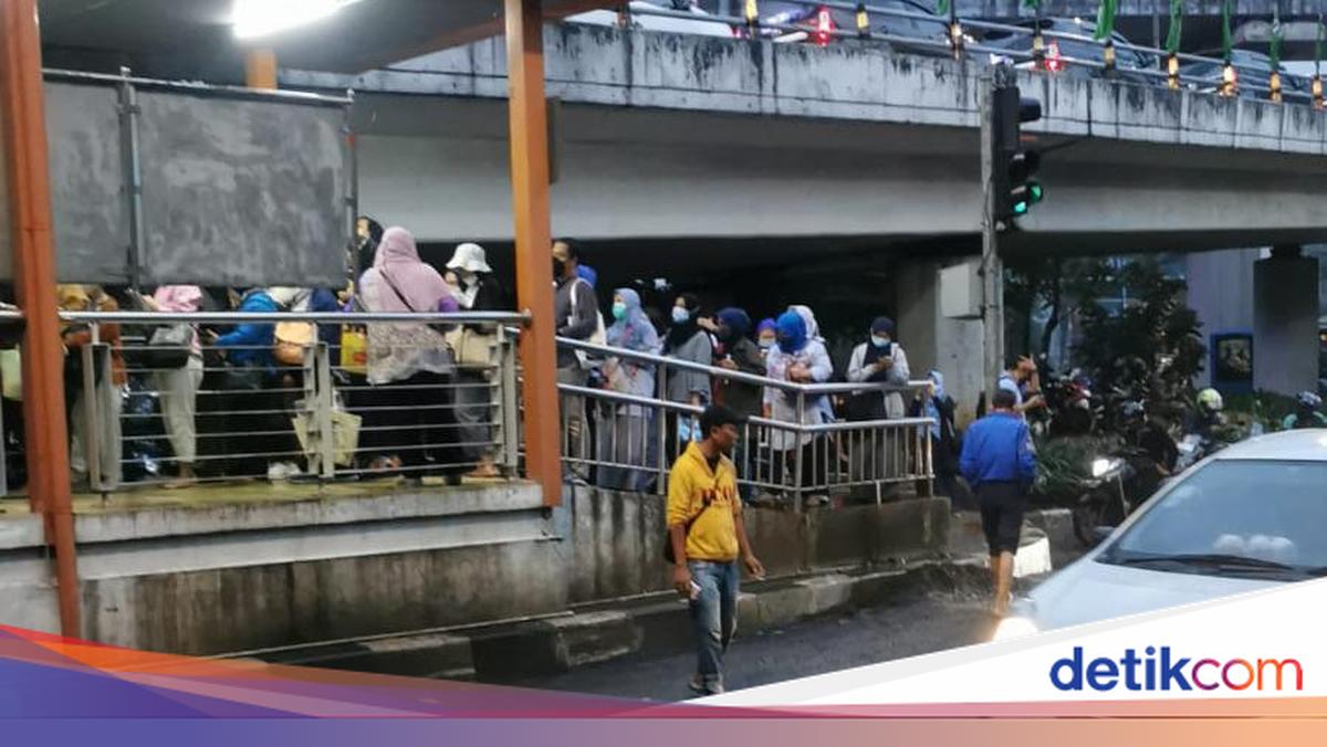 Antrean di Halte TransJ Tendean Mengular Imbas Ciledug Banjir