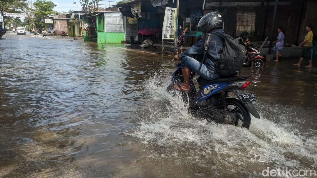 Jalur Alternatif Demak-Semarang Di Kalisari Banjir, Banyak Motor Mogok