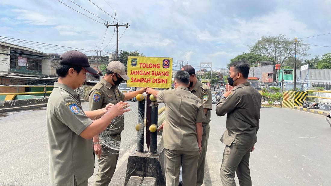 23 Warga Terciduk Buang Sampah Di Tengah Jalan Di Ciledug Diamankan