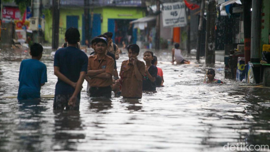 Titik Banjir Jakarta Bertambah Jadi 19 RT, Ketinggian Air Capai 1 Meter