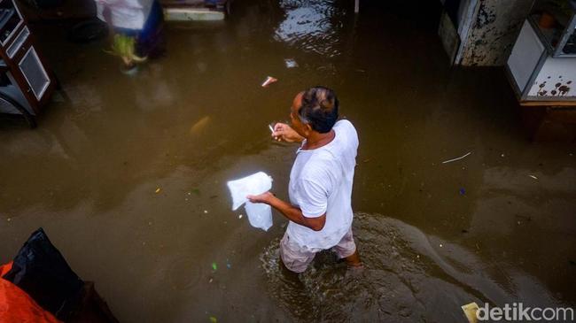 Pos Pantau Angke Hulu Siaga 3, Warga Bantaran Sungai Jakarta Waspada Banjir