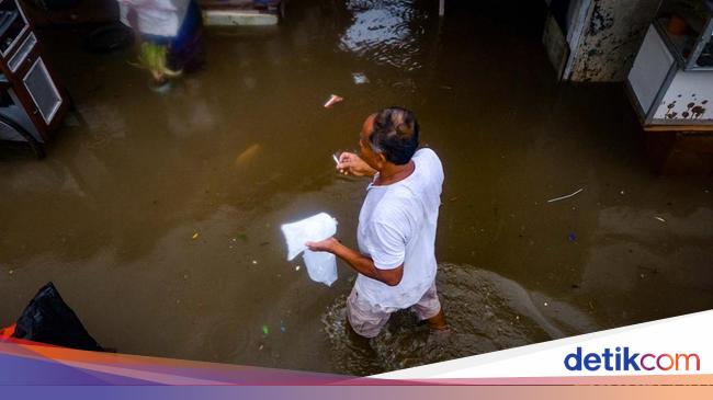 Pos Pantau Angke Hulu Siaga 3, Warga Bantaran Sungai Jakarta Waspada Banjir