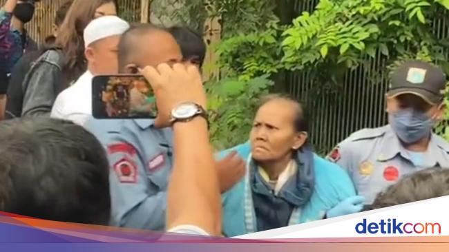 Kisah Ibu Eny dan Tiko Tinggal di Rumah Mewah Terbengkalai Jakarta