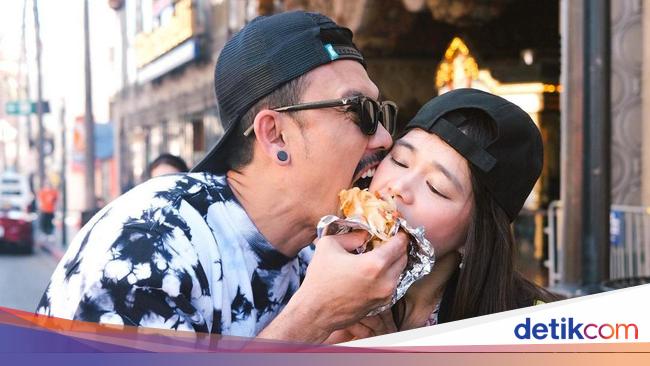 Momen Denny Sumargo Kulineran Makan Bakso Hingga Burger Bareng Istri