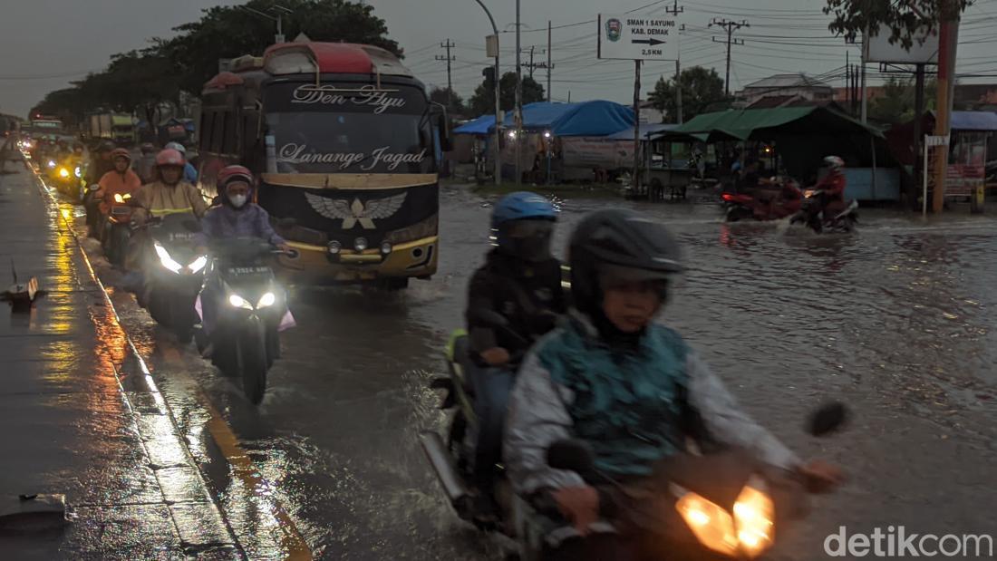 Jalur Pantura Demak Banjir, Sebagian Kendaraan Dialihkan Lewat Tol