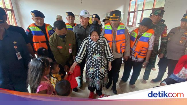 Mensos Risma Tinjau Desa Di Pati Yang 6 Hari Terisolir Akibat Banjir