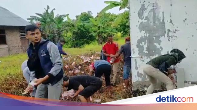 Cars carrying money upside down in Padang Pariaman, scattering billions of money