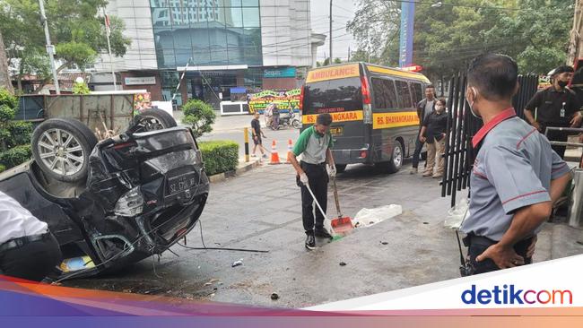 Student stuck in fence killed after car crashes into checkpoint in Medan