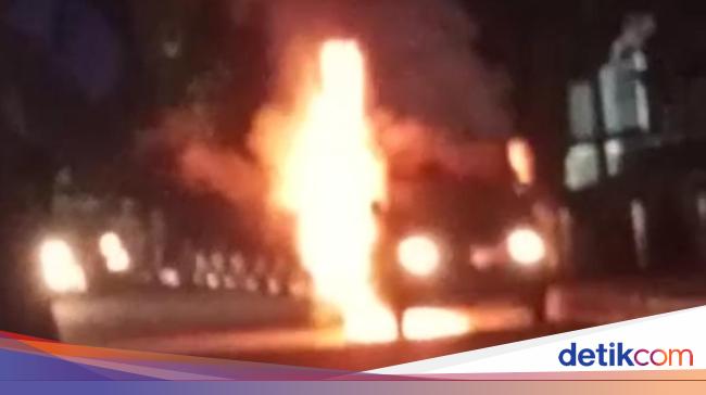 Car burns in Cibinong, Bogor, driver flees