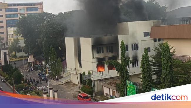 Detik-detik Gedung Riset Polsri Terbakar gegara Bocah Main Korek Api