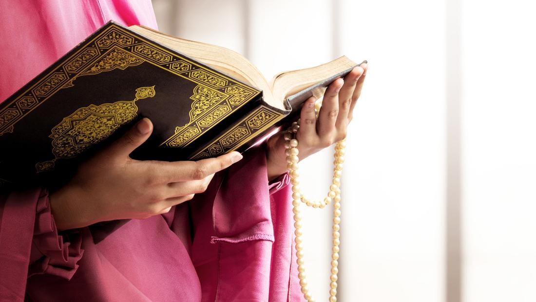 Kumpulan Hadits Keutamaan Membaca Al-Qur'an, Salah Satunya Dikelilingi ...