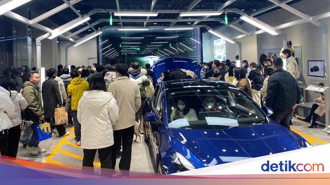 The appearance of the Tesla showroom is crowded with consumers due to discounts