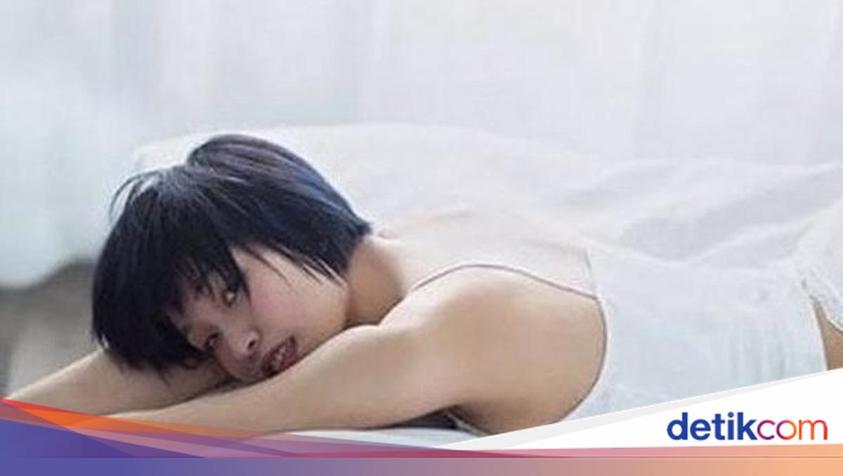 Onam yo‘qligida opa-singillar dadamni xursand qilayotgani haqidagi porno videoni tomosha qiling.