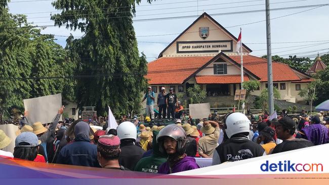 Massa Demo Dprd Rembang Bikin Pantura Macet Protes Pnbp Kapal Ikan 