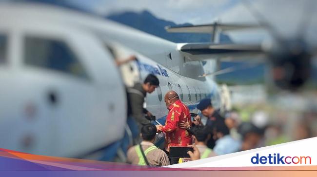 A portrait of Lukas Enembe on a non-Garuda airplane highlighted by his family