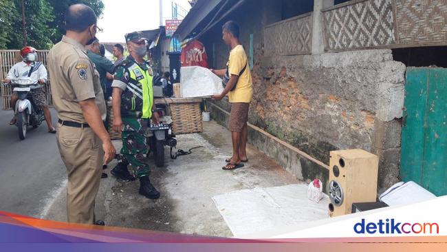 Jualan di Pinggir Jalan, Puluhan PKL Pasar Pengging Boyolali Ditertibkan