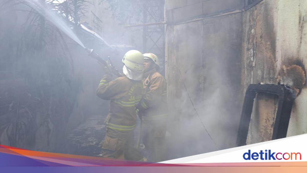 Tumpukan Sampah di Pisangan Tangsel Kebakaran, Asap Masih Mengepul