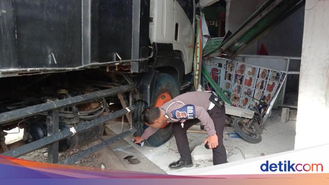 Alami Rem Blong Truk Tronton Tabrak 2 Warung Di Bogor 4708