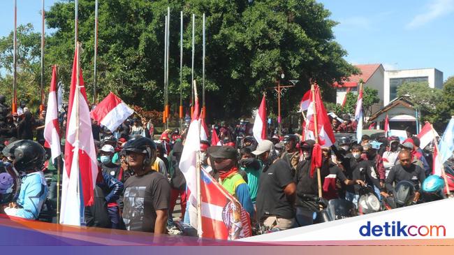 Massa Nelayan Gelar Demo Di Depan Kantor Bupati Pati Protes Pnbp 10 