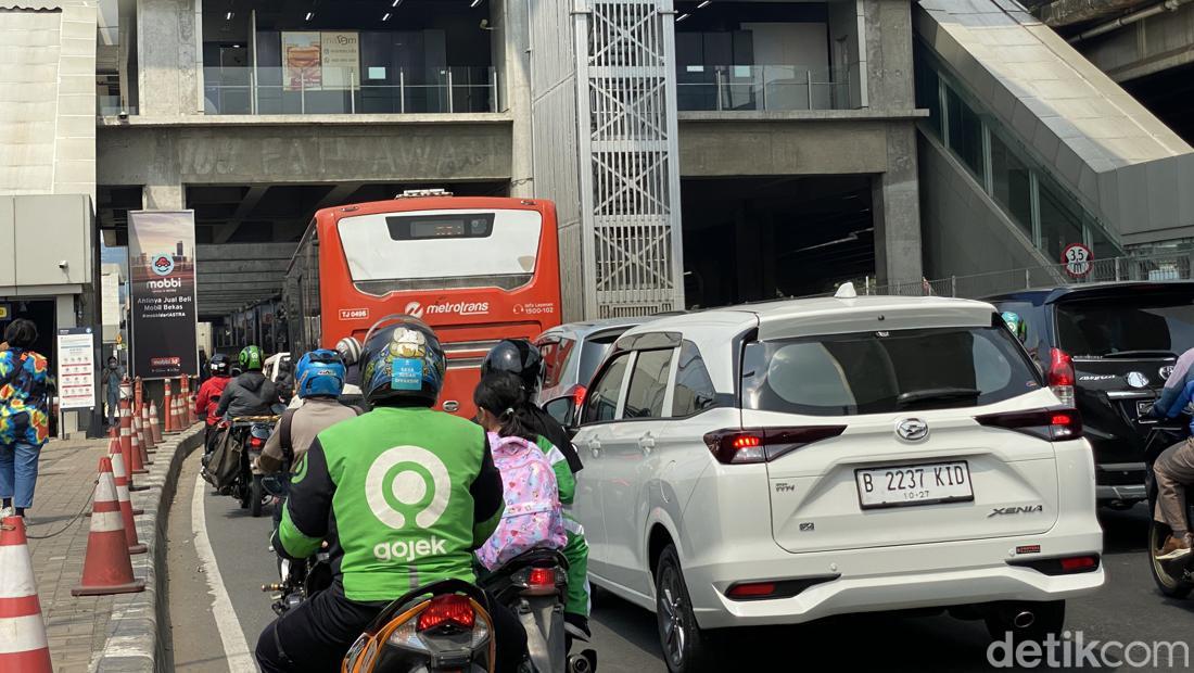 Detik-detik Kecelakaan Maut Picu Macet Parah Di Jl TB Simatupang Jaksel