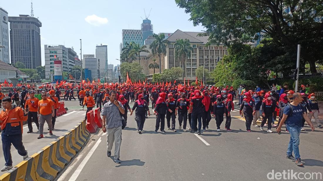 Demo Tolak Perppu Ciptaker, Massa Partai Buruh Tiba Di Patung Kuda