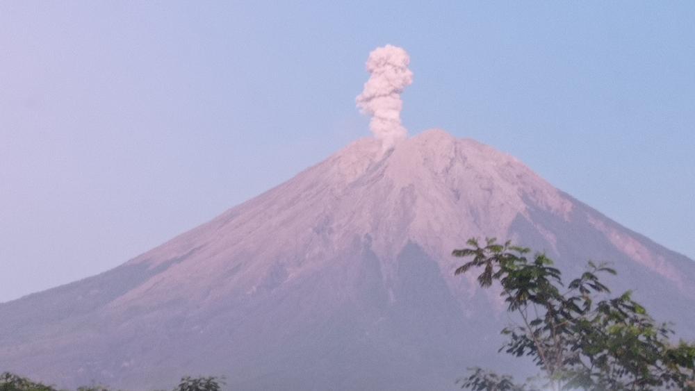 Gunung Semeru Kembali Erupsi, Keluarkan Kolom Abu Setinggi 700 Meter