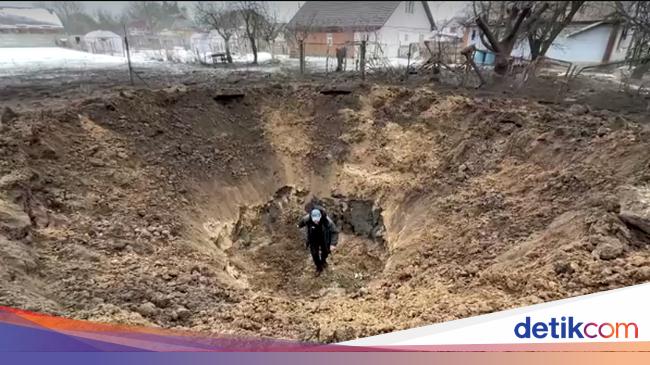 Tembakan Roket Tembakan Roket Rusia Bikin Kawah Besar di Ukraina, Begini Penampakannya