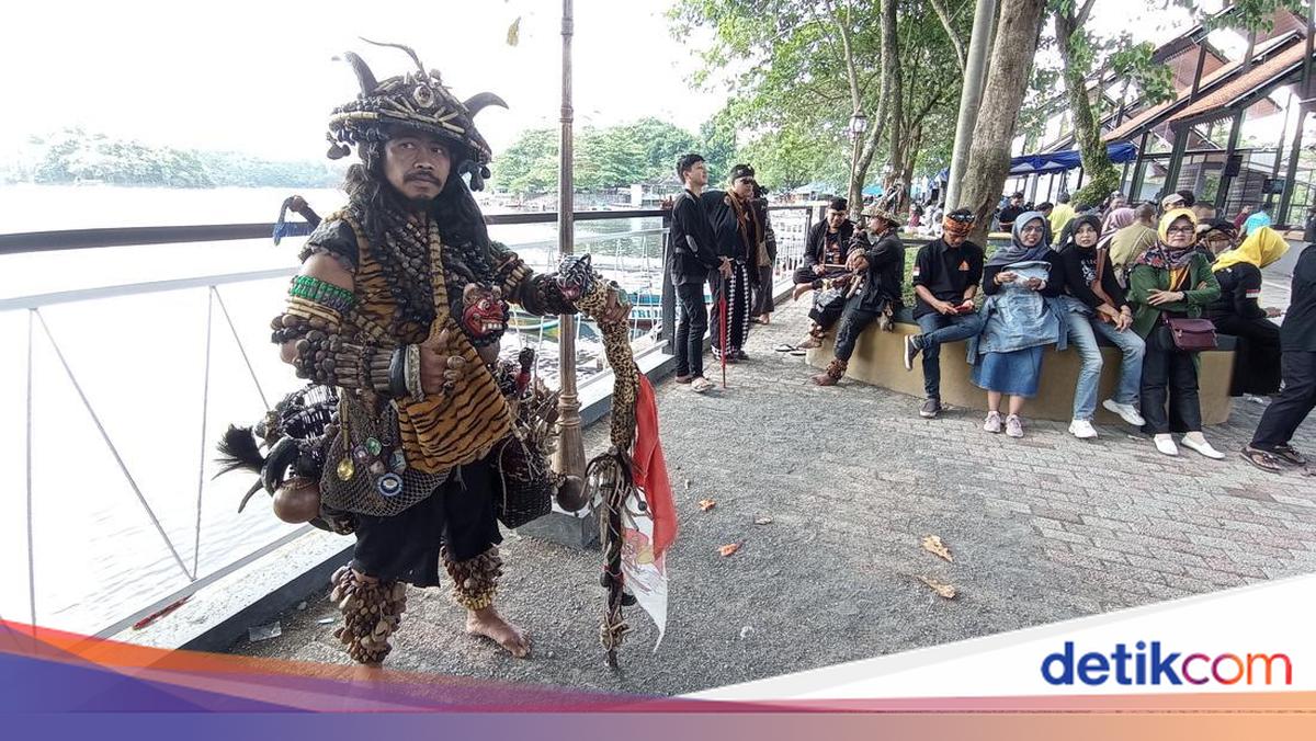 Kala Pria Tasik Berpakaian Nyentrik Khas Petualang Sunda