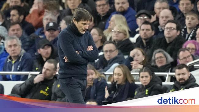 Possible rewrites:

– Ex-Arsenal player suggests Gunners had a part to play in Conte’s departure from Tottenham
– Ex-Gunner: Arsenal could have influenced Conte’s exit from Spurs
– Arsenal legend says Gunners could have intervened in Conte’s Tottenham exit
– Former Arsenal star claims Gunners missed a chance to impact Conte’s farewell at Spurs
– Arsenal old-boy believes club had a say in Conte’s departure from Tottenham