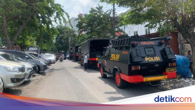 5 Rantis dan Polisi Bersenjata Gas Air Mata Siaga Jelang Sidang Kanjuruhan
