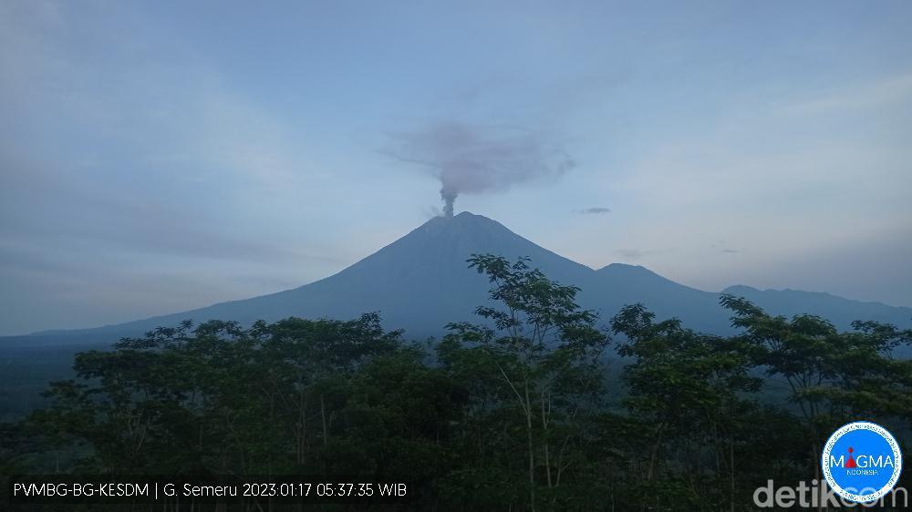 PVMBG Catat Terjadi 3 Kali Erupsi Gunung Semeru Pagi Ini