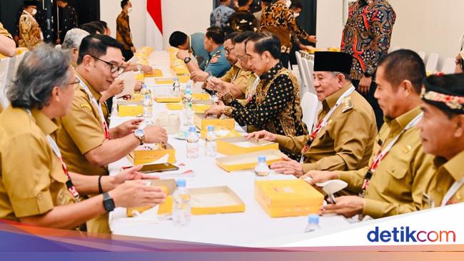 Jokowi Eats Boxed Rice with the Governor, Same Table with RK to Sultan HB X