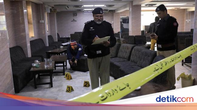 Horrified!  Famous Pakistani Lawyer Shot Dead in Court