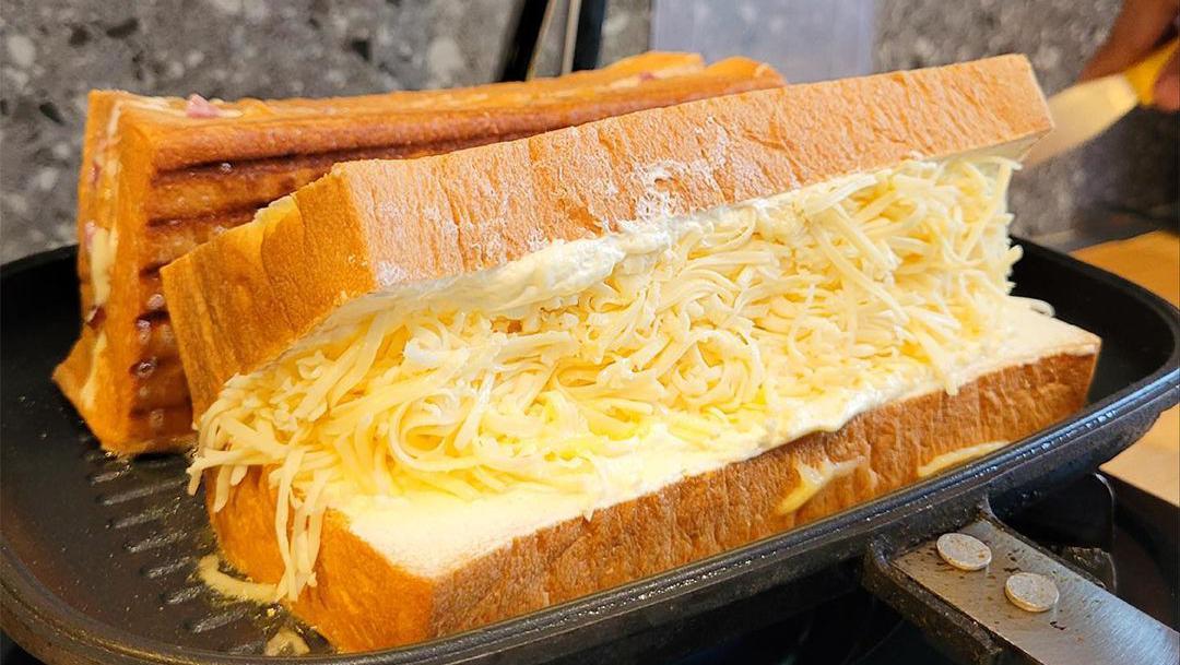 5 Roti Bakar Viral Di Bandung, Ada Yang Legendaris Sejak 1958!