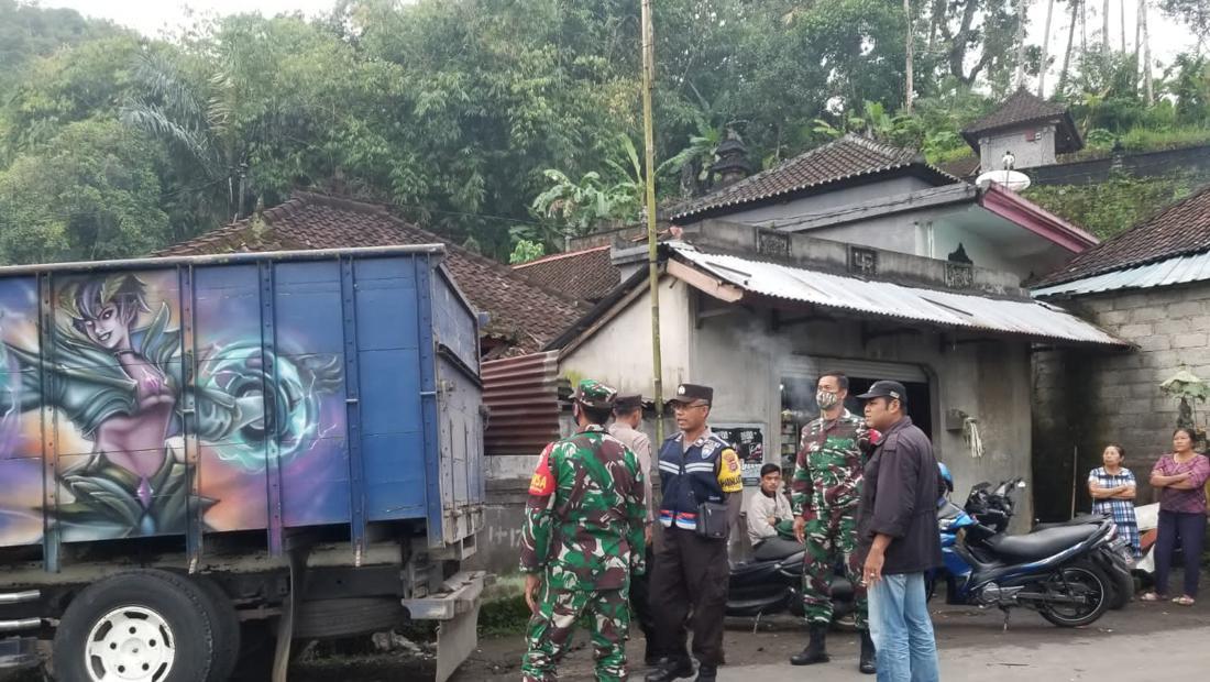 Truk Galian Seruduk Rumah Di Karangasem Gegara Sopir Ngantuk