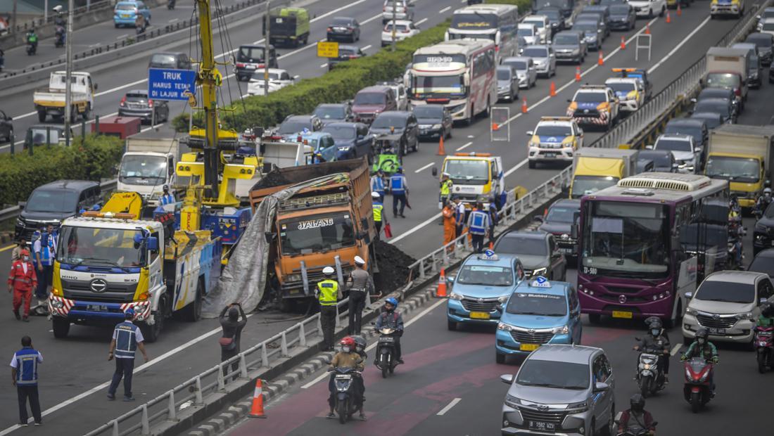 Dua Truk Kecelakaan Beruntun Di Tol Dalam Kota, Begini Kondisinya