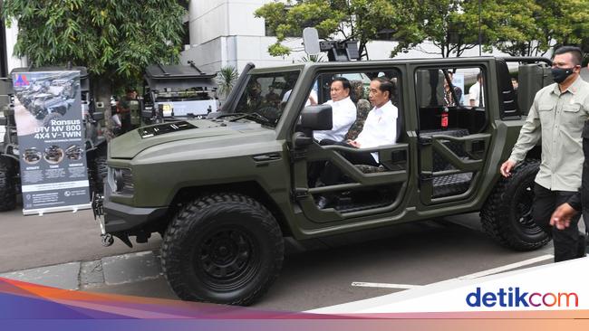 Naik Raptor Potret Mesra Jokowi dan Prabowo Naik Mobil Maung Buatan Pindad