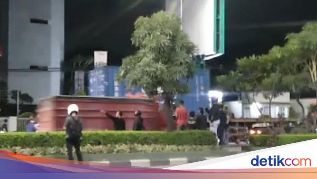 Detik Detik Pelajar Tewas Tertabrak Akibat Hadang Truk Di Bekasi