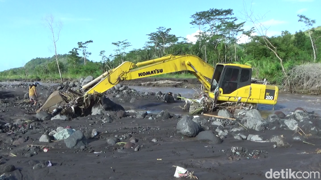 3 Truk Dan Alat Berat Diterjang Banjir Lahar Gunung Semeru