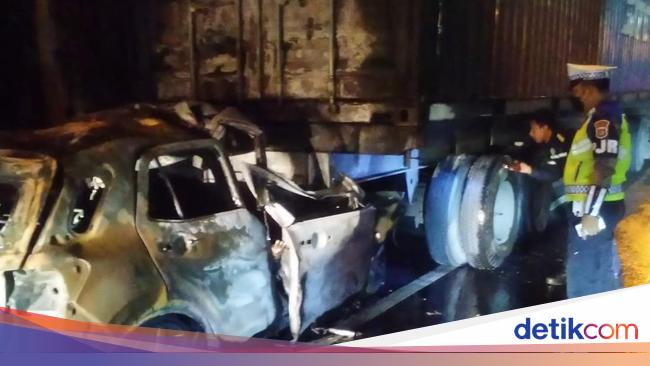 Crash into a Container Truck on the Soetta Airport Toll Road KM 22, the Car Driver Dies