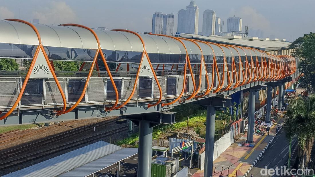 Cara Ke Skywalk Kebayoran Lama Naik KRL Dan TransJ, Cek Di Sini