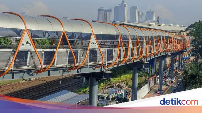 The Kebayoran Lama Skywalk Floor Was Shaky During the Inauguration